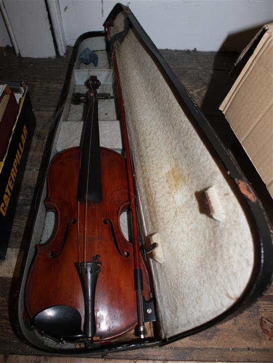 Violin and bow(-)